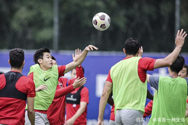 李讷与家人共享温馨时刻